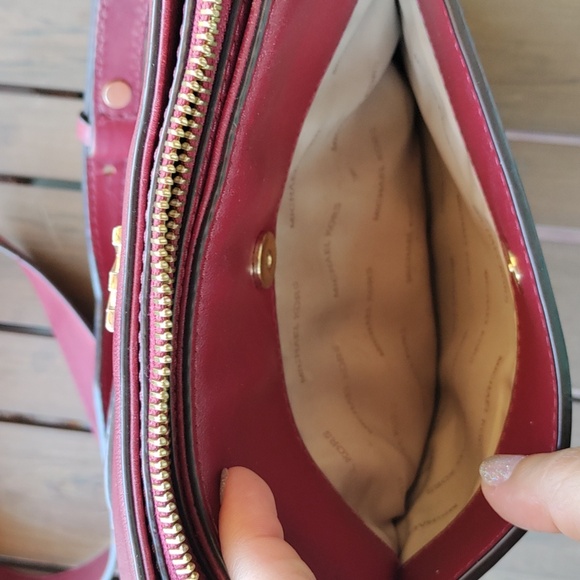 Michael Kors Crossbody Beautiful Burgundy Leather - Picture 4 of 6